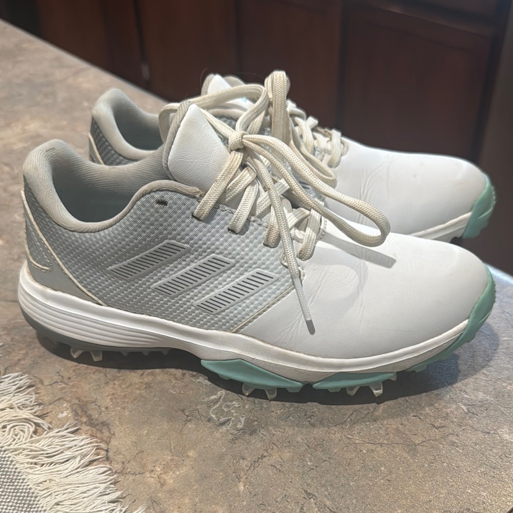 Youth golf shoes